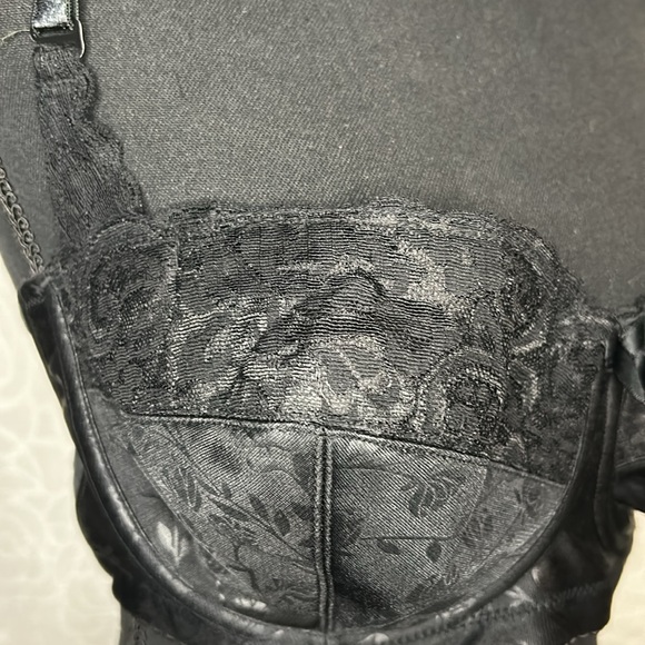 LILYETTE black satin and lace floral bra with underwire. Size 38 D. - Picture 7 of 8